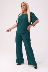 Elegancki komplet Rosa w kolorze butelkowej zieleni bluzka i spodnie na wesele PLUS SIZE XXL. Zielone spodnie materiałowe damskie Moda Size Plus Iwanek, bez wzorów, z elastanu, biznesowe, z podwyższonym stanem, plus size. Za 489.90 zł.