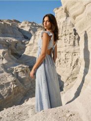 Sukienka midi z falbaną i ozdobnym wiązaniem na plecach - błękitny. Niebieskie sukienki damskie Sinsay, l, bez wzorów, bez kołnierzyka, bez ramiączek, midi. Za 69.99 zł.