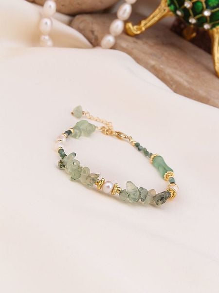 Pierres de Jade Pozłacana bransoletka z perłami i prehnitem rozmiar: onesize. Zielone bransoletki damskie Pierres de Jade, pozłacane. Za 43.99 zł.