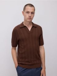 Bawełniany sweter polo - brązowy. Brązowe swetry męskie Reserved, l, bez wzorów, z bawełny, bez kołnierzyka. W wyprzedaży za 79.99 zł.