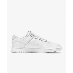 Buty sportowe Nike Dunk Low Triple White. Białe buty sportowe na co dzień damskie Nike, bez wzorów, trekkingowe. Za 699.00 zł.