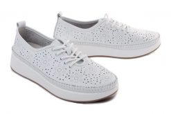 Filippo DP4606/26 WH Biały, półbuty damskie. Białe półbuty damskie Filippo, bez wzorów, ze skóry, bez obcasa, na koturnie. Za 184.90 zł.