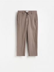 Spodnie relaxed straight - brązowy. Brązowe spodnie materiałowe męskie Reserved, bez wzorów, z bawełny. Za 139.99 zł.
