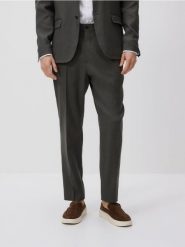 Garniturowe spodnie carrot z lnem - ciemnozielony. Zielone spodnie wizytowe męskie Reserved, z bawełny. Za 199.99 zł.