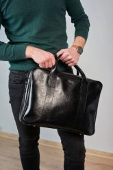 Skórzana Torba na Laptopa Brødrene R01 Czarny. Czarne torby na laptopa damskie bez wzorów, ze skóry. Za 449.00 zł.