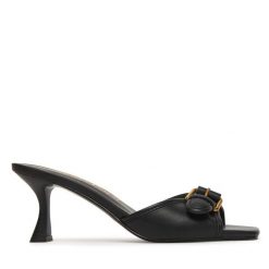 Klapki Guess. Czarne klapki damskie Guess, z aplikacjami, bez obcasa. Za 530.99 zł.