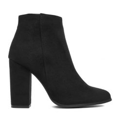 Botki DeeZee. Czarne botki damskie DeeZee, bez obcasa, na słupku, bez zapięcia. Za 199.99 zł.