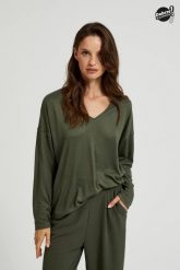Sweter z dekoltem w serek i obniżoną linią ramion oliwkowy. Zielone swetry klasyczne damskie MOODO, l, z elastanu, bez kołnierzyka. W wyprzedaży za 24.99 zł.