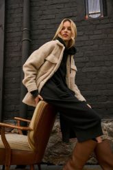 Sukienka bluza oversize. Czarne bluzy z kapturem damskie MOODO, xs, z bawełny. W wyprzedaży za 63.99 zł.