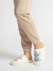Kapcie z nadrukiem Stitch - kremowy. Białe kapcie damskie Sinsay. Za 25.99 zł.