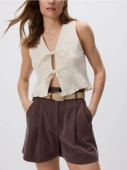 Szorty z plecionym paskiem - ciemnobrązowy. Brązowe szorty damskie Reserved, bez wzorów, z tkaniny. W wyprzedaży za 99.99 zł.