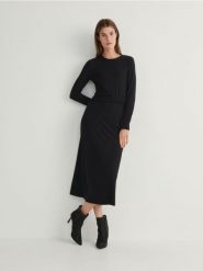 Sukienka maxi - czarny. Czarne sukienki damskie Reserved, l, bez wzorów, z dzianiny, bez kołnierzyka, bez ramiączek, maxi, dopasowane. W wyprzedaży za 39.99 zł.