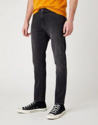 WRANGLER LARSTON MĘSKIE SPODNIE JEANSOWE LIKE A CHAMP W18SHT120 112141216. Czarne spodnie sportowe męskie Wrangler, z bawełny. Za 229.99 zł.