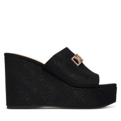Klapki Guess. Czarne klapki damskie Guess, z aplikacjami, bez obcasa. Za 549.99 zł.