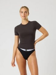 Bjorn_borg COMFORT T-SHIRT z recyklowanego poliamidu – ESPRESSO. Brązowe t-shirty damskie Björn Borg, s, bez wzorów, z poliamidu, bez kołnierzyka. Za 270.50 zł.