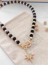 Atelier MIU Pozłacany naszyjnik z elementem ozdobnym - dł. 42 cm rozmiar: onesize. Czarne naszyjniki damskie atelier MIU, pozłacane. Za 52.99 zł.