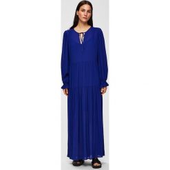 Sukienka w kolorze niebieskim. Niebieskie sukienki damskie Selected Femme, bez wzorów, bez kołnierzyka, bez ramiączek, maxi. W wyprzedaży za 259.95 zł.
