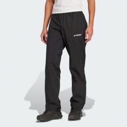 Dwuwarstwowe spodnie przeciwdeszczowe Terrex Multi Climaproof 2.0. Czarne spodnie materiałowe męskie Adidas, bez wzorów, sportowe. Za 479.00 zł.