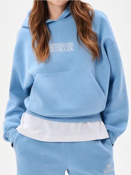 Bluza hoodie z haftowanym napisem - niebieski. Niebieskie bluzy bez kaptura damskie Sinsay, l. Za 39.99 zł.
