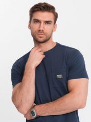 Casualowy t-shirt męski z naszywką na kieszeni – granatowy V10 OM-TSCT-0109 - XXL. Niebieskie t-shirty męskie Ombre Clothing, l, z aplikacjami, z bawełny, bez kołnierzyka. Za 77.99 zł.