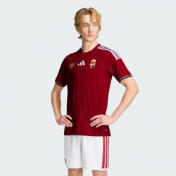 Koszulka podstawowa Węgry 26 Authentic. Czerwone t-shirty sportowe męskie Adidas, bez ramiączek, do piłki nożnej, climacool (adidas). Za 649.00 zł.