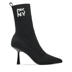 Botki DKNY. Czarne botki damskie DKNY, bez obcasa, na szpilce, bez zapięcia. Za 569.99 zł.