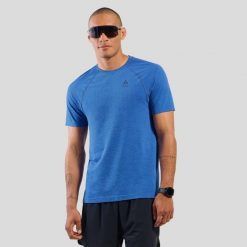 Koszulka męska Odlo T-shirt crew neck s/s ESSENTIAL SEAMLESS. Niebieskie bielizna termoaktywna męska Odlo, m, bez wzorów, z materiału. Za 219.99 zł.