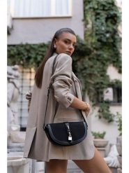 Lucky Bees Torebka w kolorze czarnym - 26 x 20 x 10 cm rozmiar: onesize. Czarne torebki klasyczne damskie Lucky Bees, bez wzorów, z materiału, bez dodatków. Za 165.31 zł.