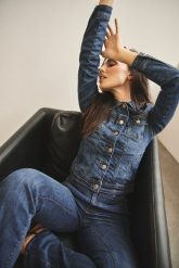 Kurtka jeansowa z kieszeniami niebieska. Niebieskie kurtki damskie MOODO, bez wzorów, z bawełny, bez kaptura. W wyprzedaży za 67.99 zł.