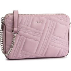 Torebka DKNY - Allen Md Crossbody R83EB639 Lt Lavender LLV. Czerwone torebki klasyczne damskie DKNY, z aplikacjami, ze skóry, zdobione, bez dodatków. W wyprzedaży za 489.00 zł.
