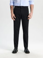 Spodnie chino - czarny. Czarne spodnie materiałowe męskie Sinsay, bez wzorów, z bawełny. Za 49.99 zł.