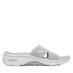 Klapki Skechers. Szare klapki damskie Skechers, bez wzorów, bez obcasa. Za 289.99 zł.