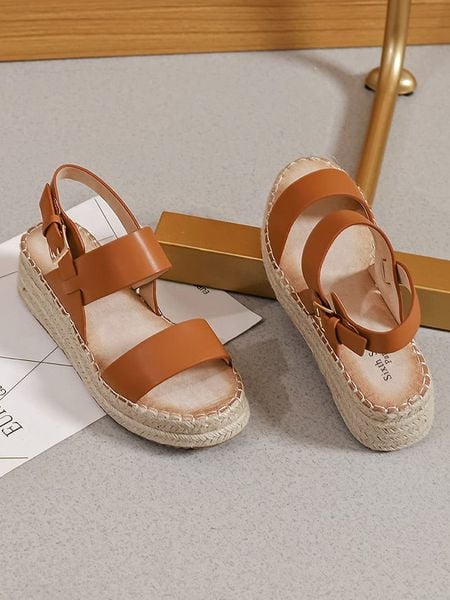 Sixth Sens Sandały w kolorze jasnobrązowym na koturnie rozmiar: 40. Brązowe sandały damskie Sixth Sens, bez wzorów, bez obcasa, na koturnie. Za 123.25 zł.