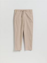 Spodnie chino regular fit - beżowy. Brązowe spodnie materiałowe męskie Reserved, bez wzorów, z tkaniny. Za 159.99 zł.