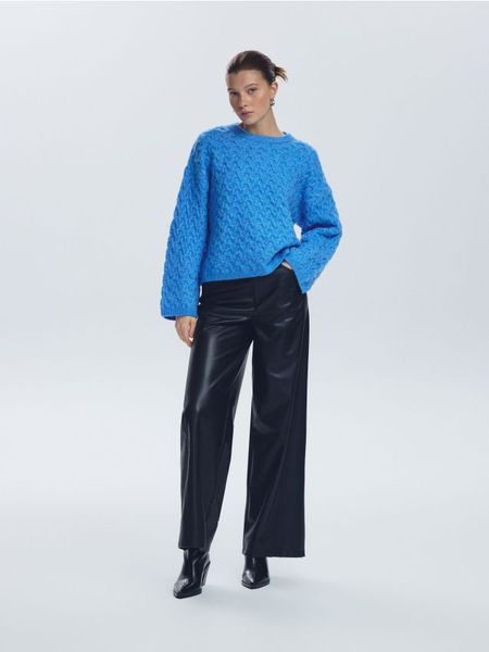 Strukturalny sweter - jasnoniebieski. Niebieskie swetry klasyczne damskie Reserved, l, z dzianiny, bez kołnierzyka. W wyprzedaży za 59.99 zł.