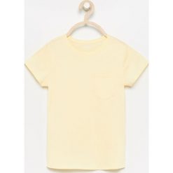 T-shirt z kieszonką - Żółty. Żółte koszulki dziewczęce Reserved, bez wzorów, bez ramiączek. W wyprzedaży za 9.99 zł.