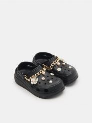 Klapki - czarny. Czarne klapki damskie Sinsay, bez wzorów, bez obcasa. Za 49.99 zł.