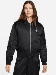 Nike Kurtka w kolorze czarnym rozmiar: M. Czarne kurtki damskie Nike, m, bez wzorów, bez kaptura. Za 295.66 zł.