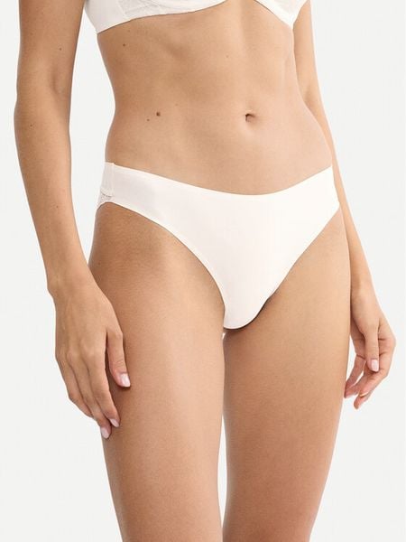 Triumph Figi klasyczne Illusion 10219711 Écru. Figi damskie Triumph, bez wzorów, z syntetyku. Za 99.99 zł.