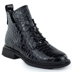 Skórzane botki damskie lakierowane kroko czarne Filippo DBT7239. Czarne botki damskie Filippo, z lakierowanej skóry, bez obcasa, bez zapięcia. Za 329.99 zł.