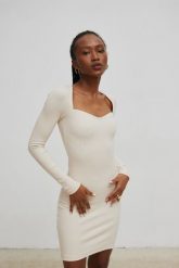 Sukienka dopasowana z dekoltem w kształcie serca WHITE SAND - FUSION-M/L. Brązowe sukienki damskie Marsala, na imprezę, l, bez wzorów, z bawełny, bez kołnierzyka, bez ramiączek, mini, bodycon. W wyprzedaży za 49.98 zł.