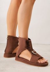 Brązowe Sandały Typu Botki Ozdobione Metaliczną Klamrą z Przodu Adrasaia. Brązowe sandały damskie Renee, bez wzorów, bez obcasa, na płaskiej podeszwie. Za 99.99 zł.