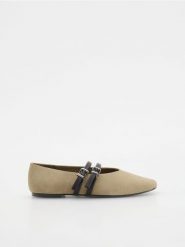 Zamszowe baleriny z paskami - beżowy. Brązowe baleriny damskie Reserved, bez wzorów, z zamszu, bez obcasa. W wyprzedaży za 139.99 zł.