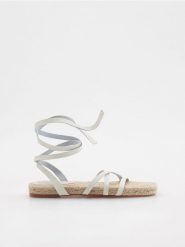 Wiązane sandały - złamana biel. Sandały damskie Reserved, bez wzorów, ze skóry, bez obcasa. W wyprzedaży za 49.99 zł.
