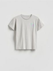 T-shirt z nadrukiem na plecach - jasnoszary. Szare koszulki dziewczęce Reserved, bez wzorów, z bawełny, bez ramiączek. Za 39.99 zł.