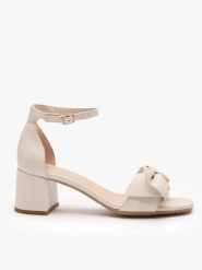 Kremowe sandały na obcasie z kokardą. Brązowe sandały damskie Ryłko, bez wzorów, z materiału, bez obcasa, na obcasie. Za 429.99 zł.