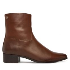 Botki Tommy Hilfiger. Brązowe botki damskie Tommy Hilfiger, bez obcasa, na płaskiej podeszwie, bez zapięcia. Za 699.99 zł.