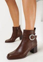 Brązowe Botki z Biżuteryjną Okrągłą Klamerką Mavoko. Brązowe botki damskie Born2be, z jeansu, eleganckie, z okrągłym noskiem, bez obcasa, na obcasie, bez zapięcia. Za 139.99 zł.