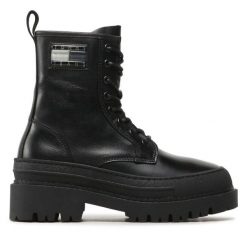 Botki Tommy Jeans. Czarne botki damskie Tommy Jeans, z jeansu, bez obcasa, na płaskiej podeszwie, bez zapięcia. Za 719.99 zł.