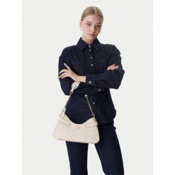 Torebka Guess. Czarne torebki klasyczne damskie Guess, z aplikacjami, bez dodatków. Za 584.99 zł.